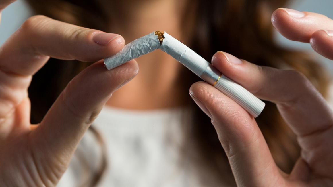 Dziewczyna łamie papieros