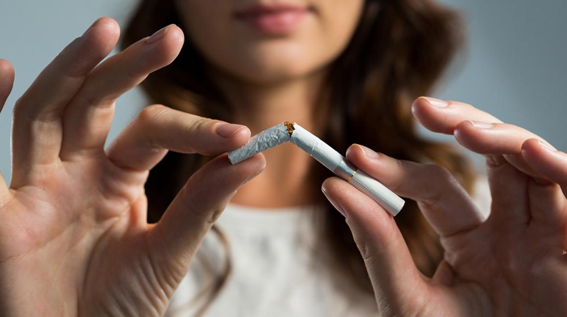 Dziewczyna łamie papierosa