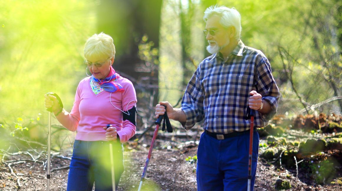 starsza para uprawia nordic walking