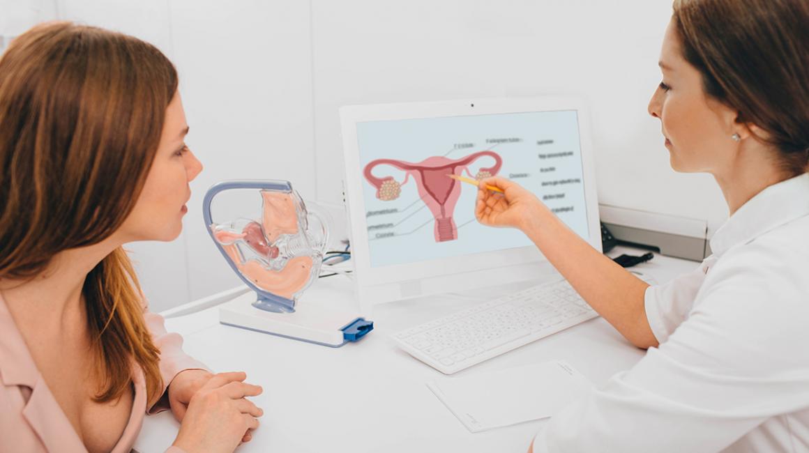 Lekarka wyjaśnia pacjentce, jaka jest przyczyna choroby