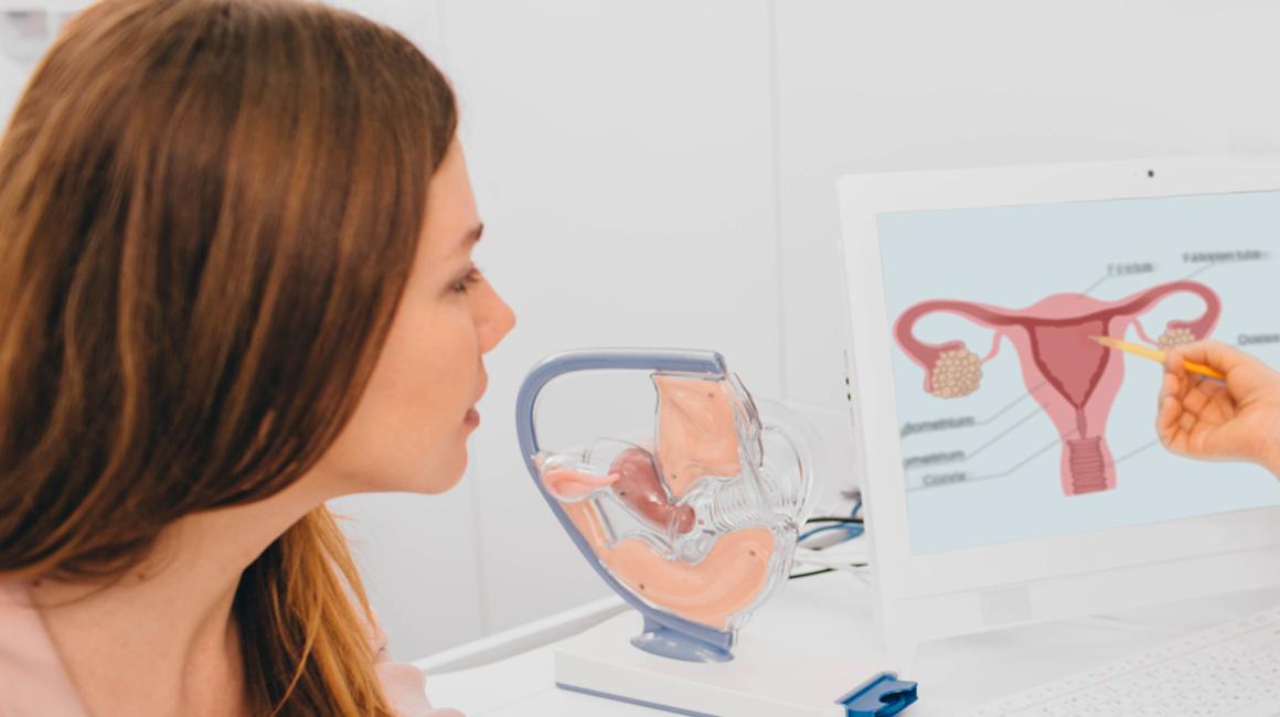 Lekarka wyjaśnia pacjentce, jaka jest przyczyna choroby