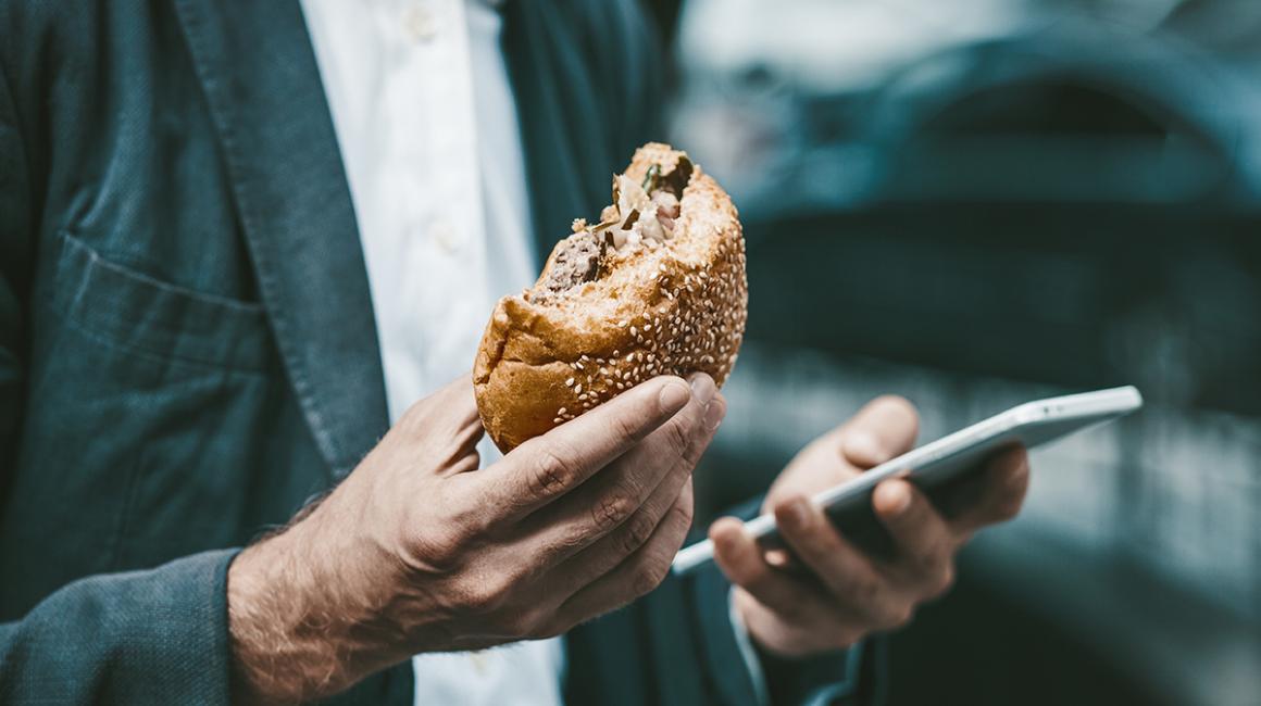 Jedzenie kanapki na ulicy