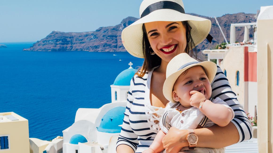 Matka z dzieckiem na Santorini