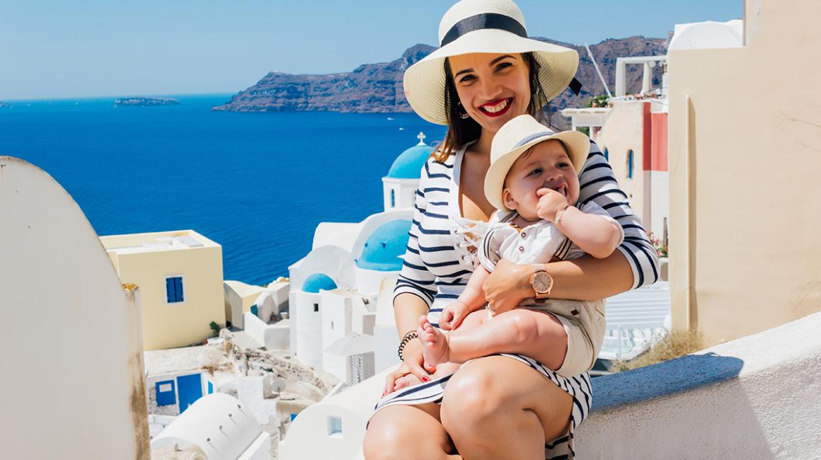 Matka z dzieckiem na Santorini