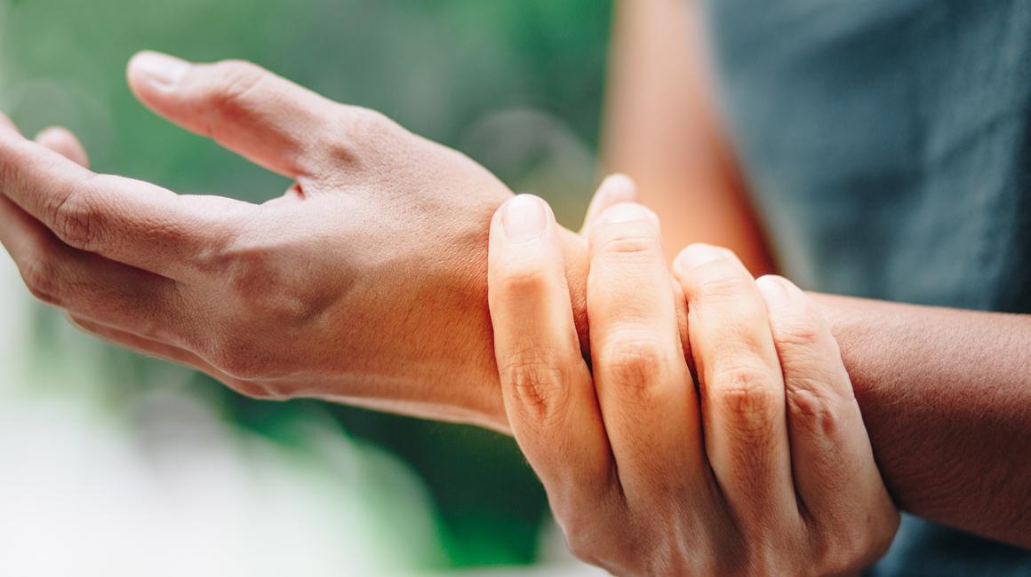 Kobieta trzyma się za nadgarstek