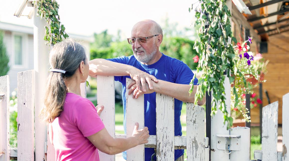 Sąsiedzi rozmawiają przez płot