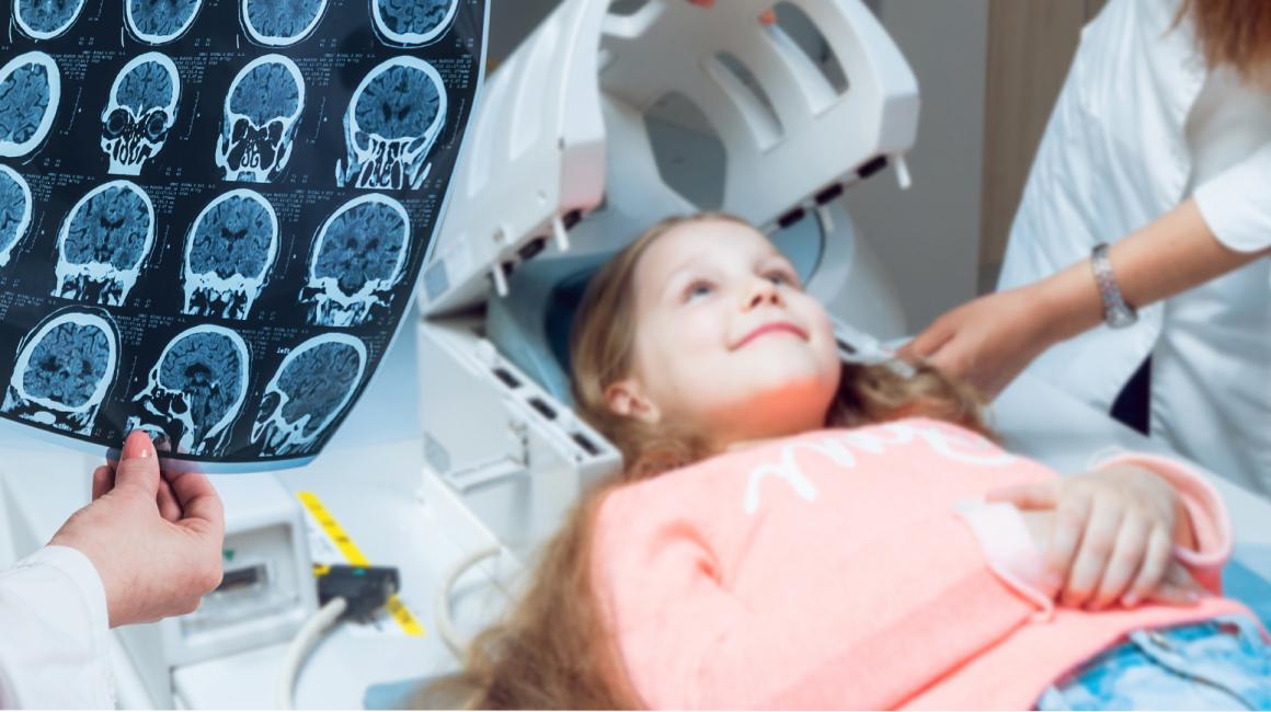 Dziewczynka leży podczas badania EEG