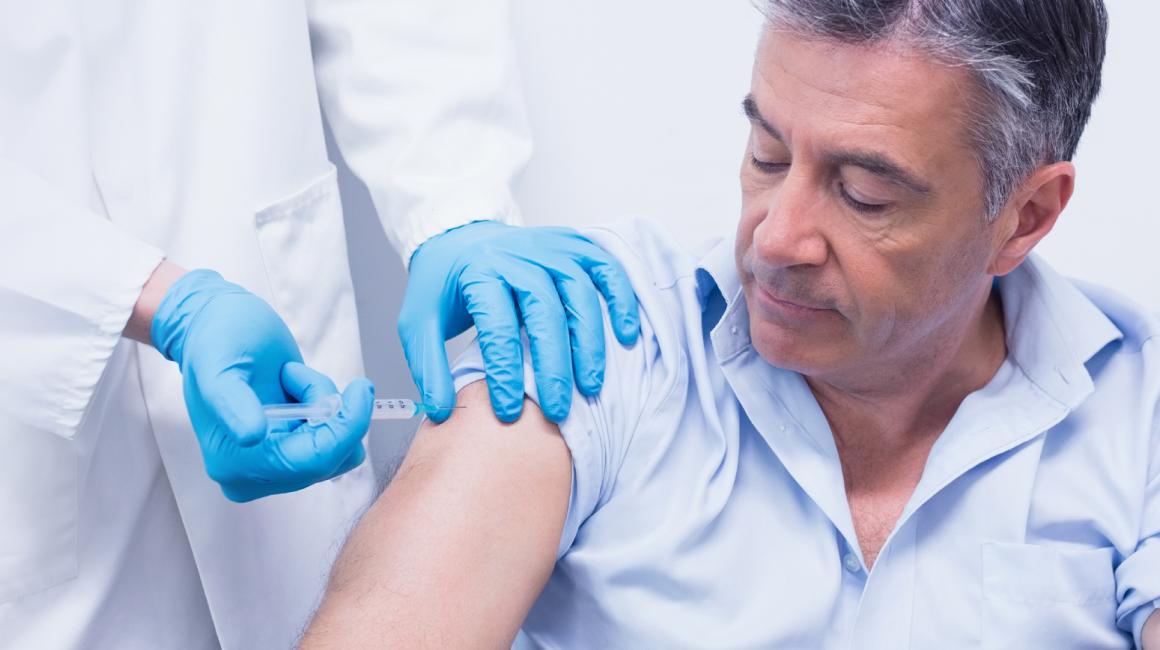Szczepienie mężczyzny
