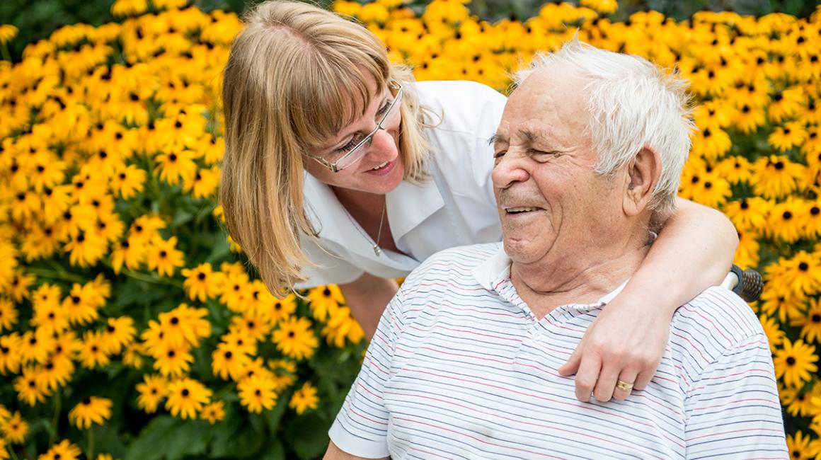 pielęgniarka obejmuje mieszkańca dps