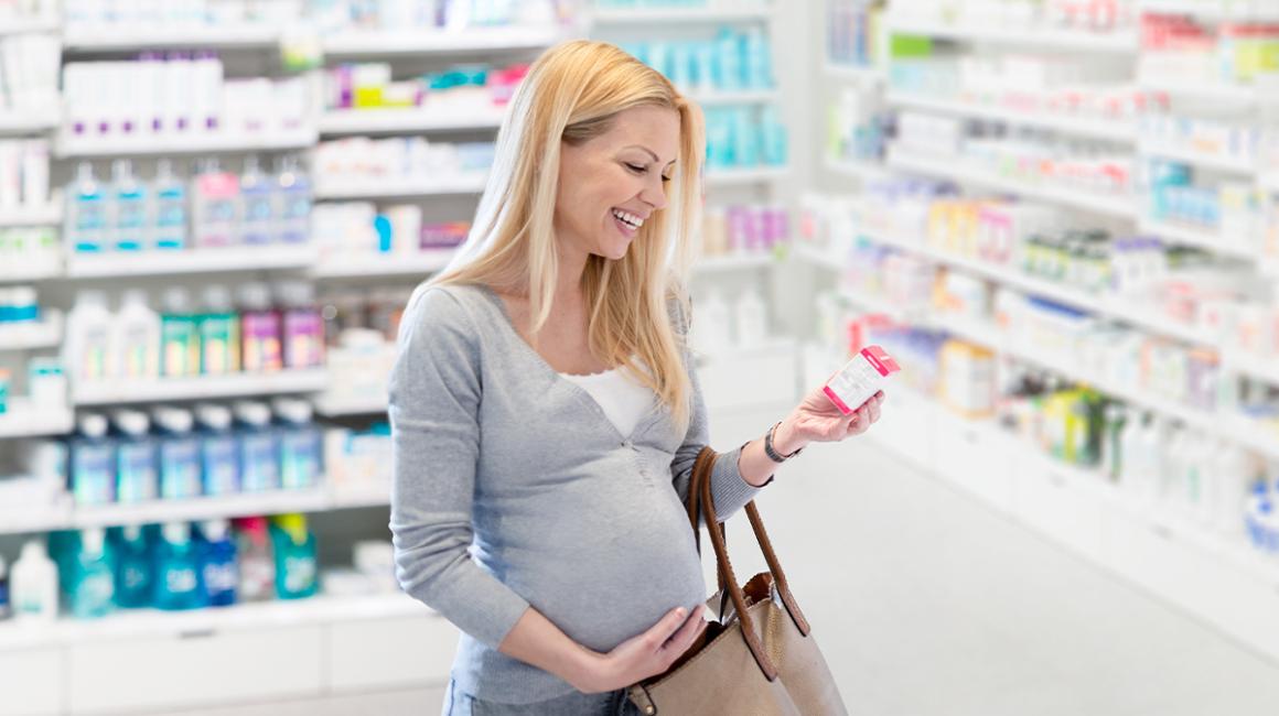 Ciężarna kobieta w aptece