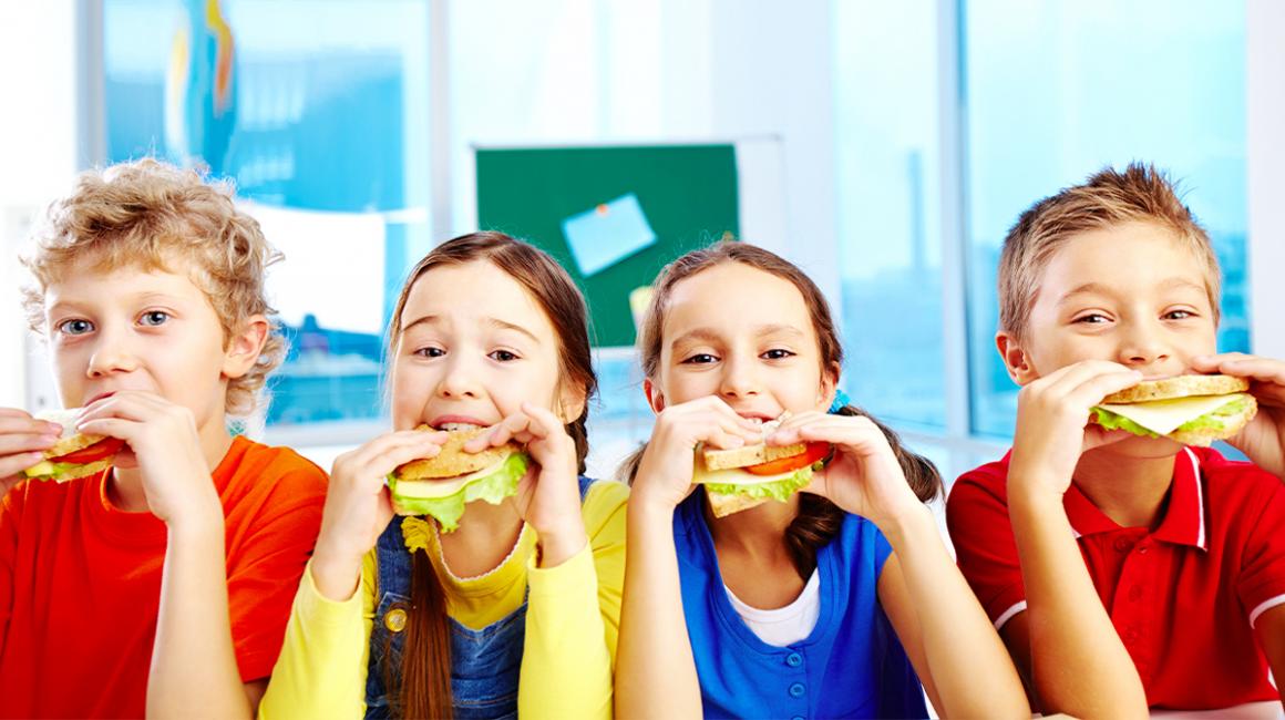 czwórka dzieci je kanapki