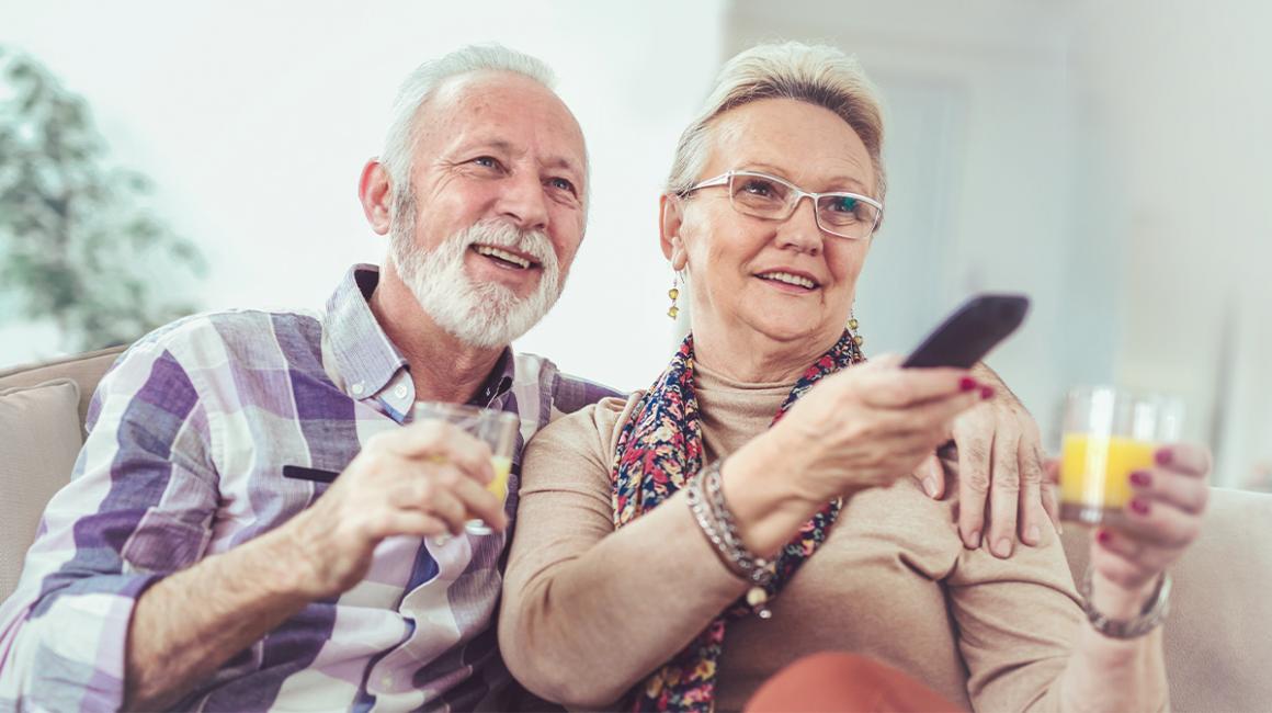 Starsi państwo przed telewizorem