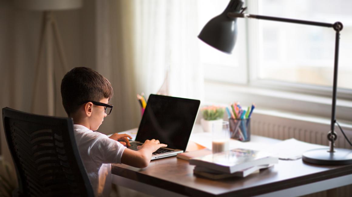 Chłopiec pracuje przy komputerze