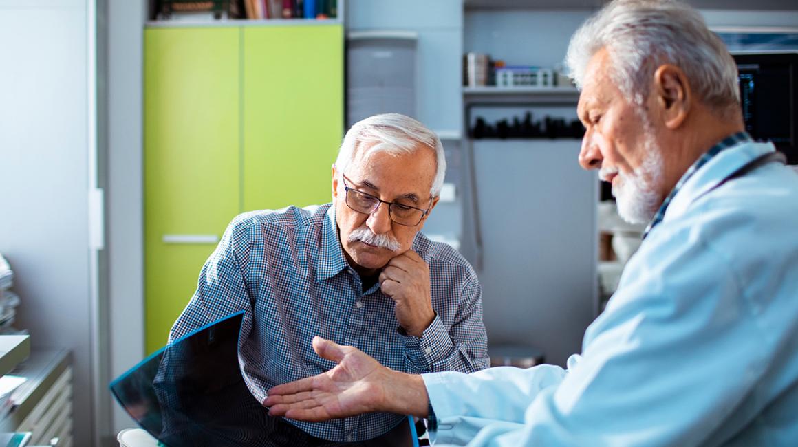 Mężczyzna rozmawia z lekarzem