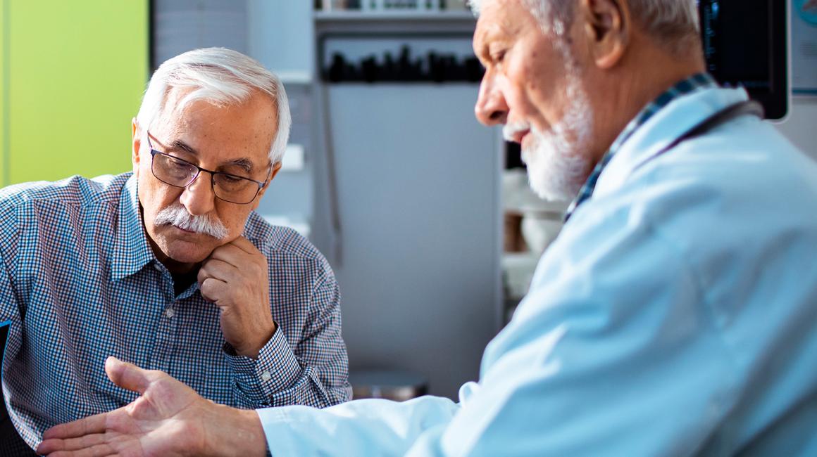 Mężczyzna rozmawia z lekarzem