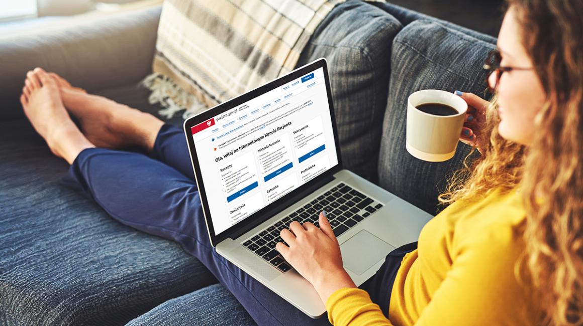 Kobieta czyta informacje o kwarantannie na IKP