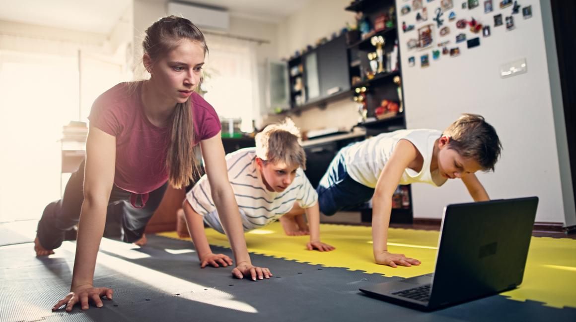 rodzina ćwiczy w domu