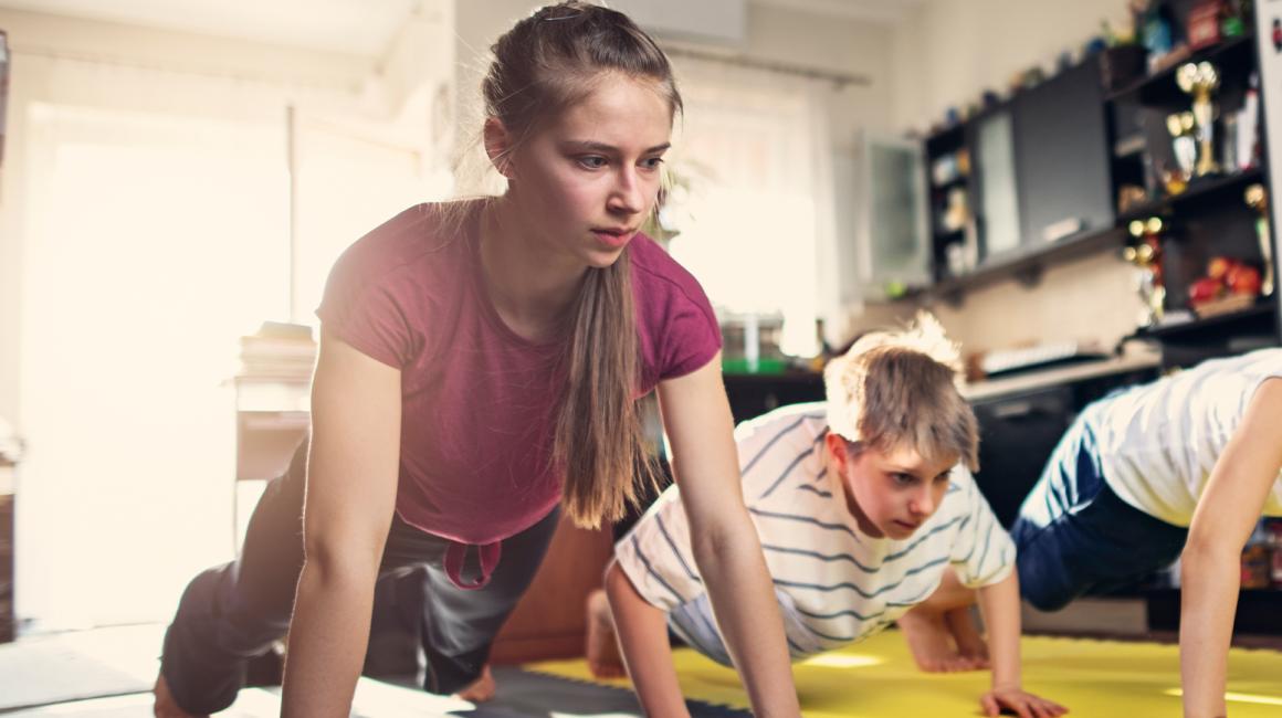 rodzina ćwiczy w domu