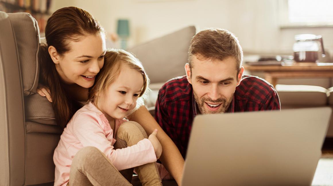 rodzina przy laptopie 
