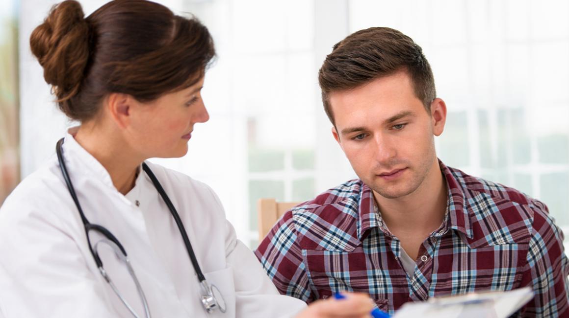 lekarka rozmawia z 18-latkiem