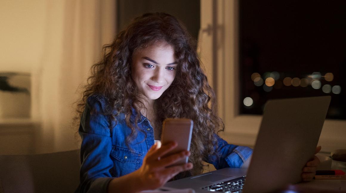 Dziewczyna, noc i telefon