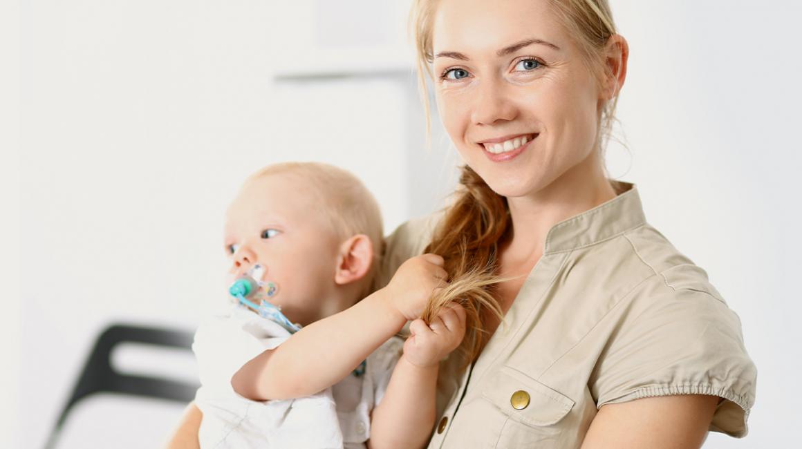 Kobieta z dzieckiem na ręku