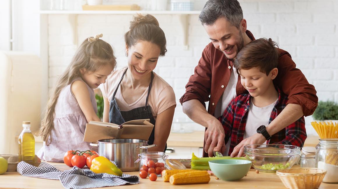 rodzina przygotowuje posiłek