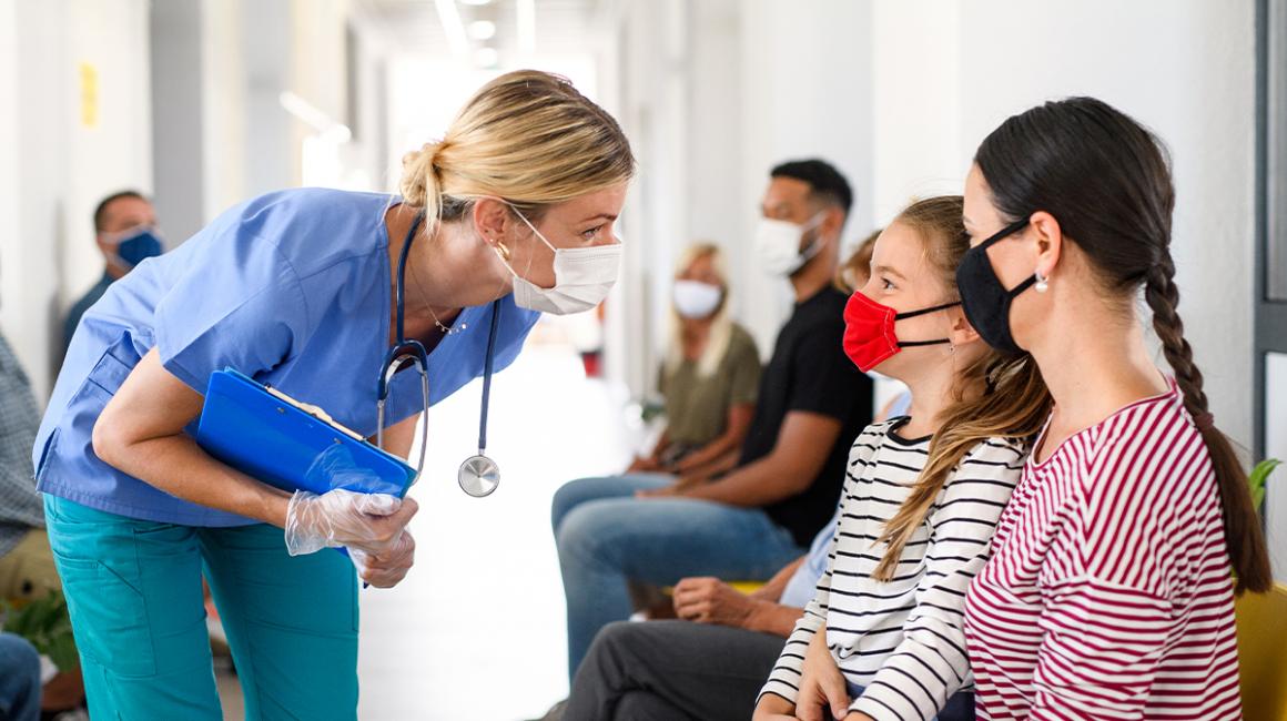 pielęgniarka rozmawia z dwójką dzieci w izbie przyjęć