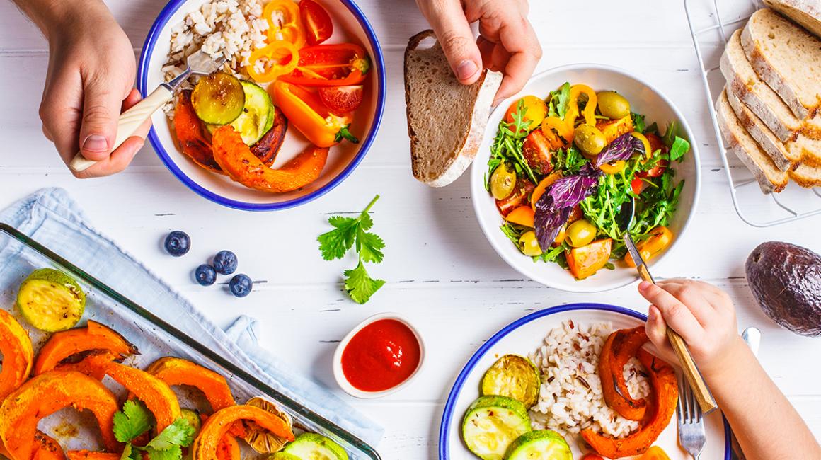 Zdrowy posiłek z muesli i sałatką