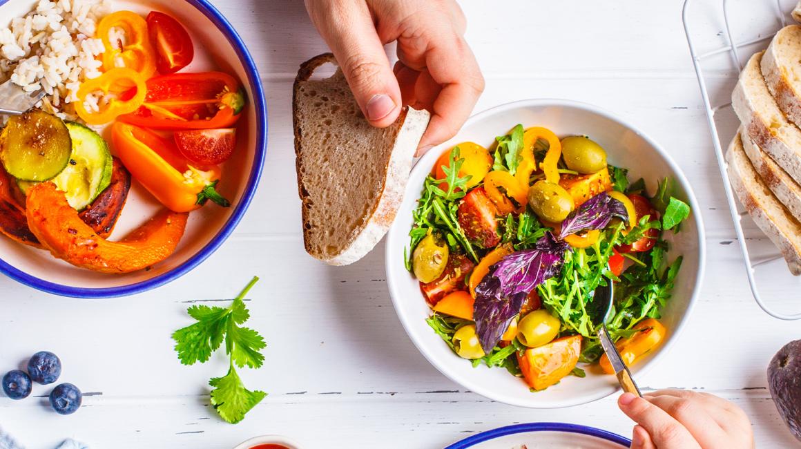 Zdrowy posiłek z muesli i sałatką