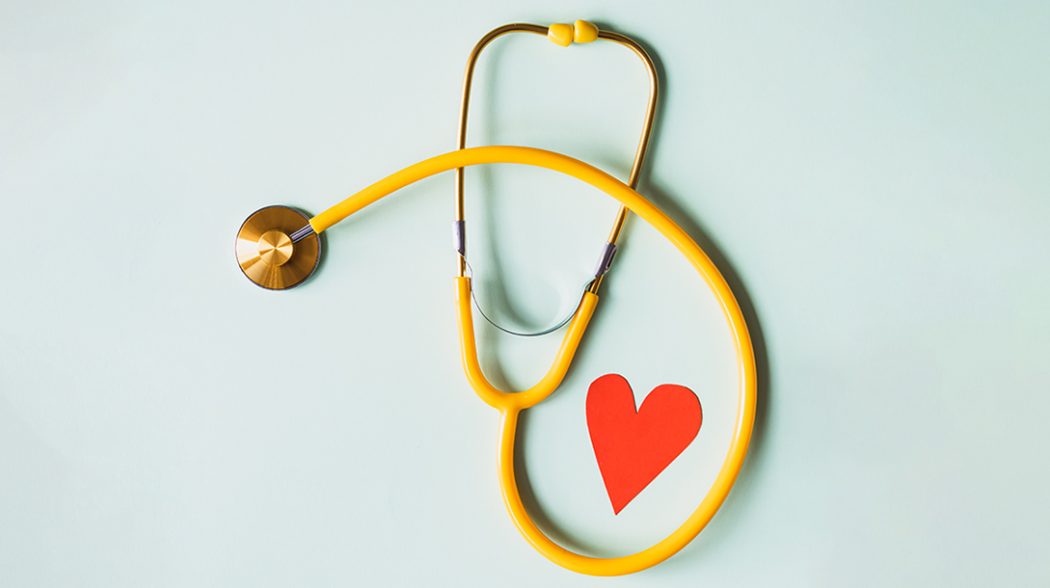 Słuchawki lekarskie, a obok nich czerwone serduszko.