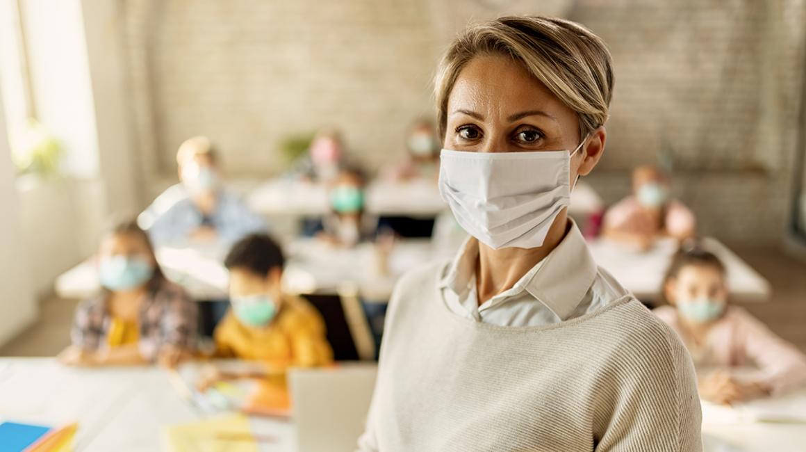 nauczycielka w maseczce w klasie