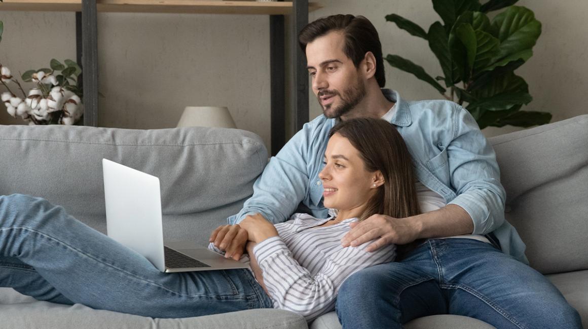 para na kanapie przed komputerem