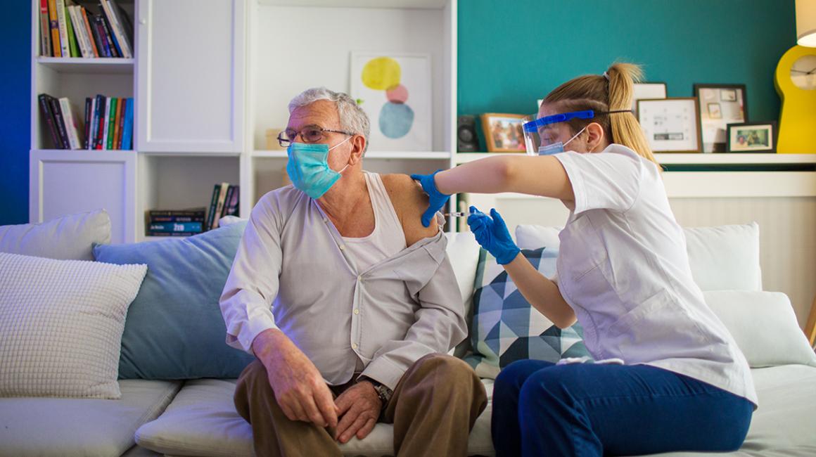 Szczepienie seniora w domu