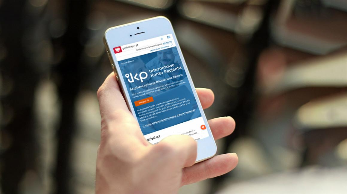 Telefon komorkowy trzymany w dłoni. Na ekranie wyświetlone IKP