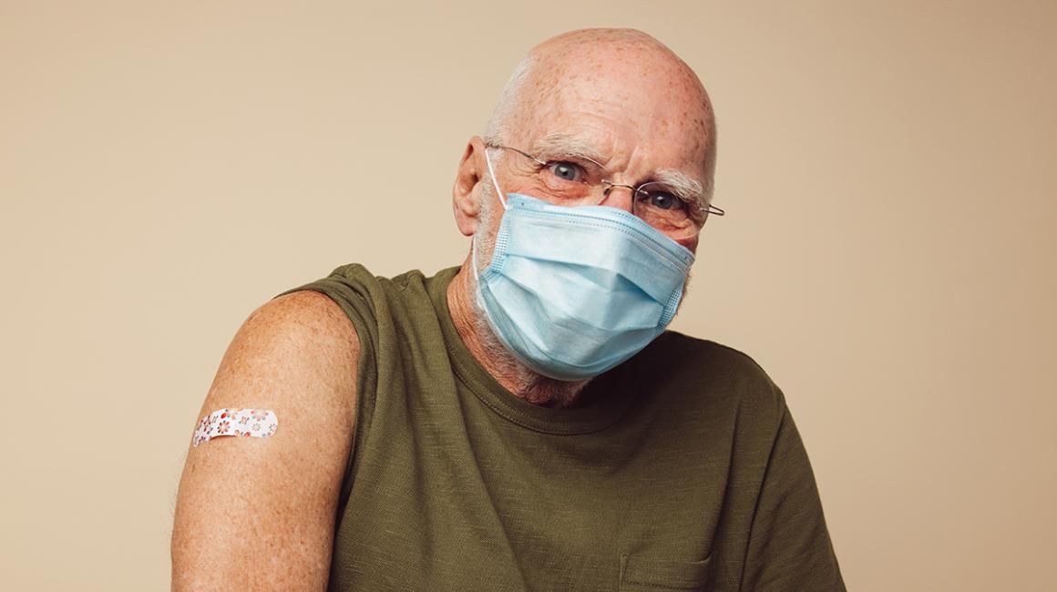 Starszy pan po szczepieniu