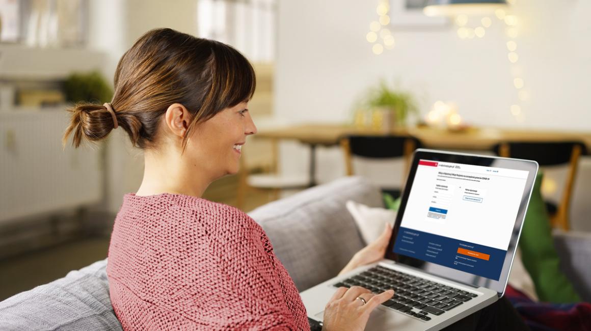 Kobieta rejestruje się na szczepienie online