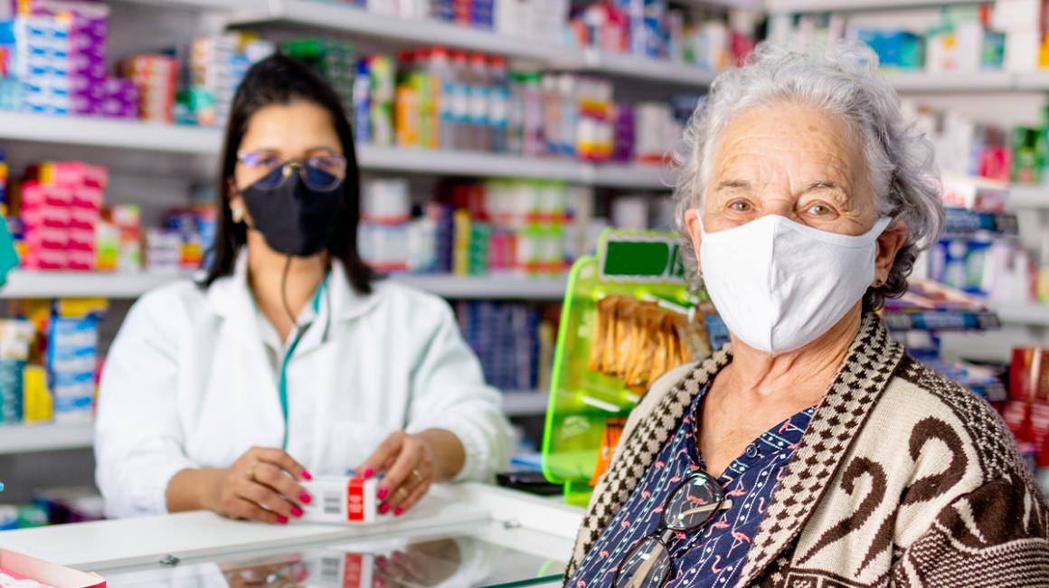 Starsza pani w aptece