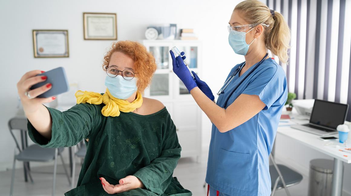 Ruda kobieta robi selfie ze swojego szczepienia