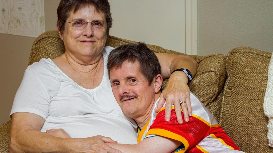 Matka przytula dorosłego syna z niepełnosprawnością 