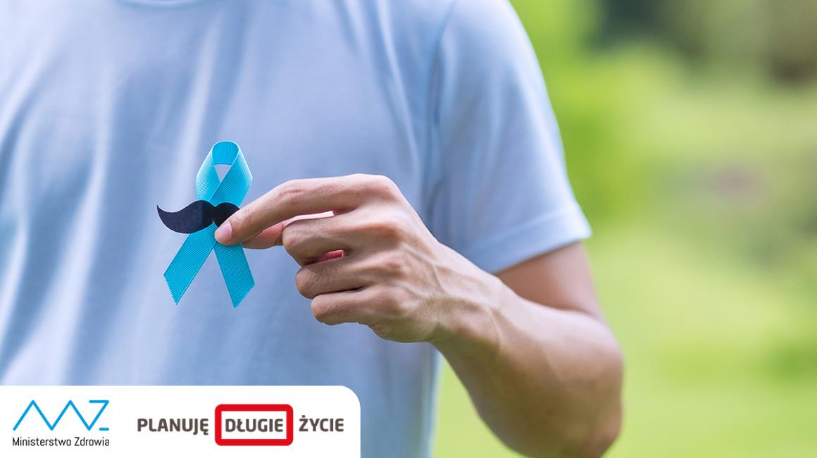 Mężczyzna trzymający niebieską wstążkę z wąsami - symbol walki z rakiem prostaty.