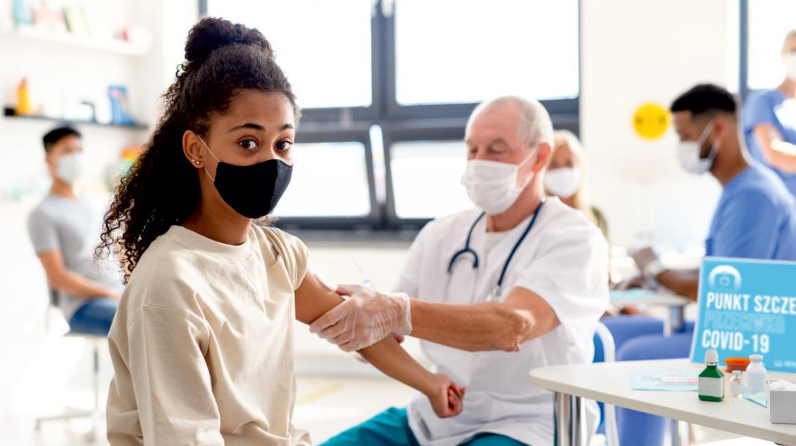 Szczepienie dziewczyny o śniadej karnacji 