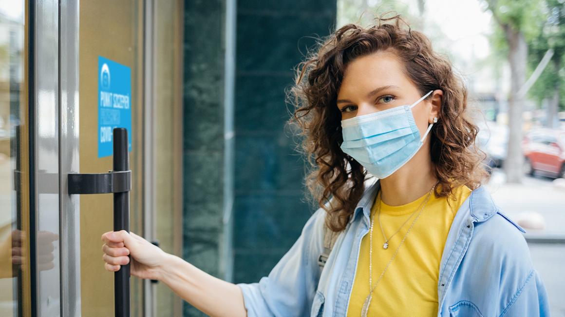 Dziewczyna wchodzi do punktu szczepień