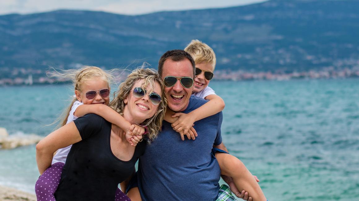 Rodzice i dwójka dzieci nad morzem 