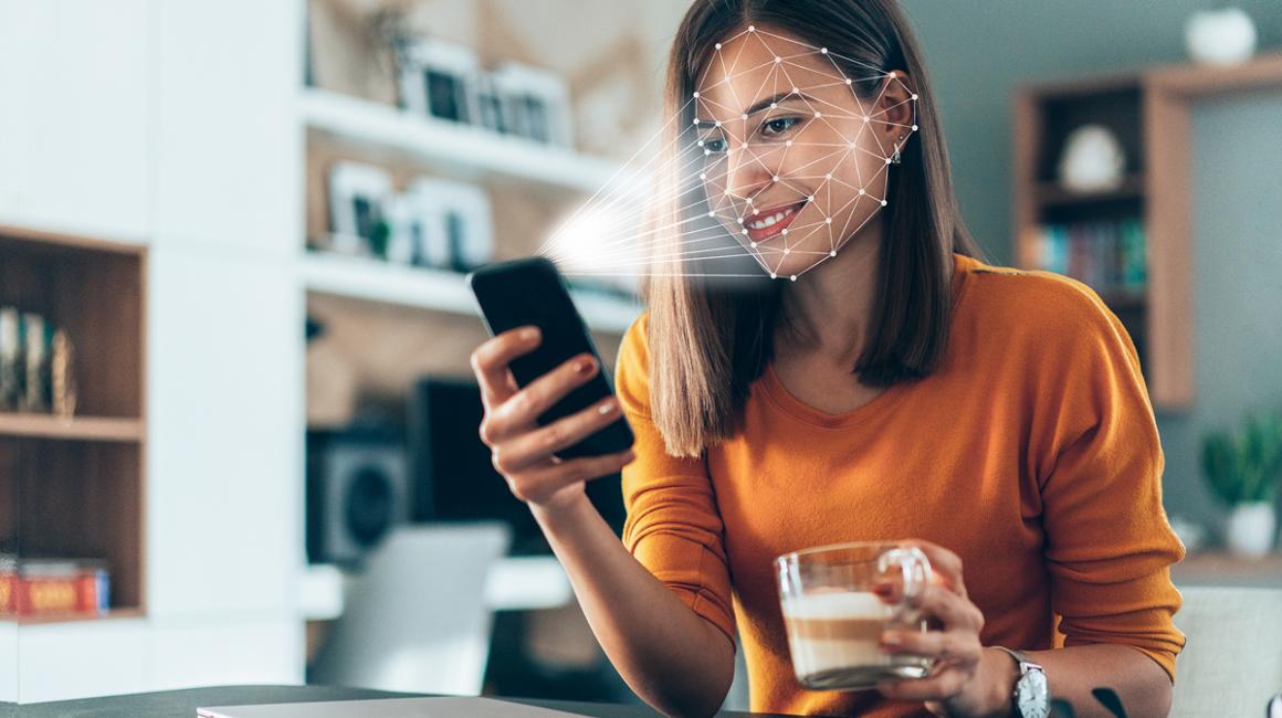 Kobieta patrzy na telefon