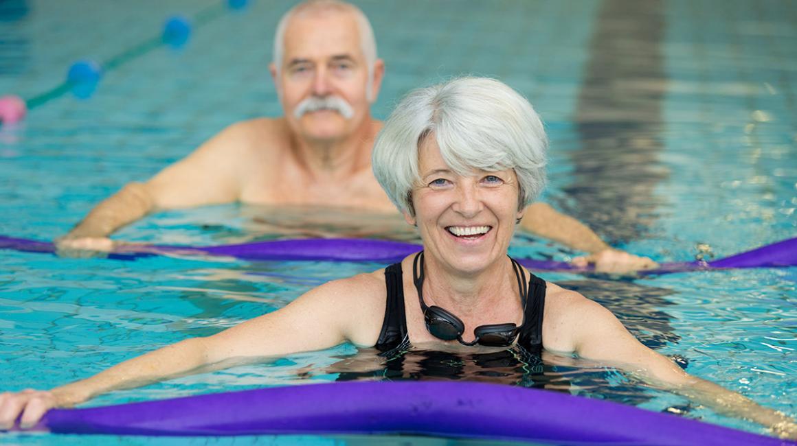Para emerytów ćwiczy w basenie 