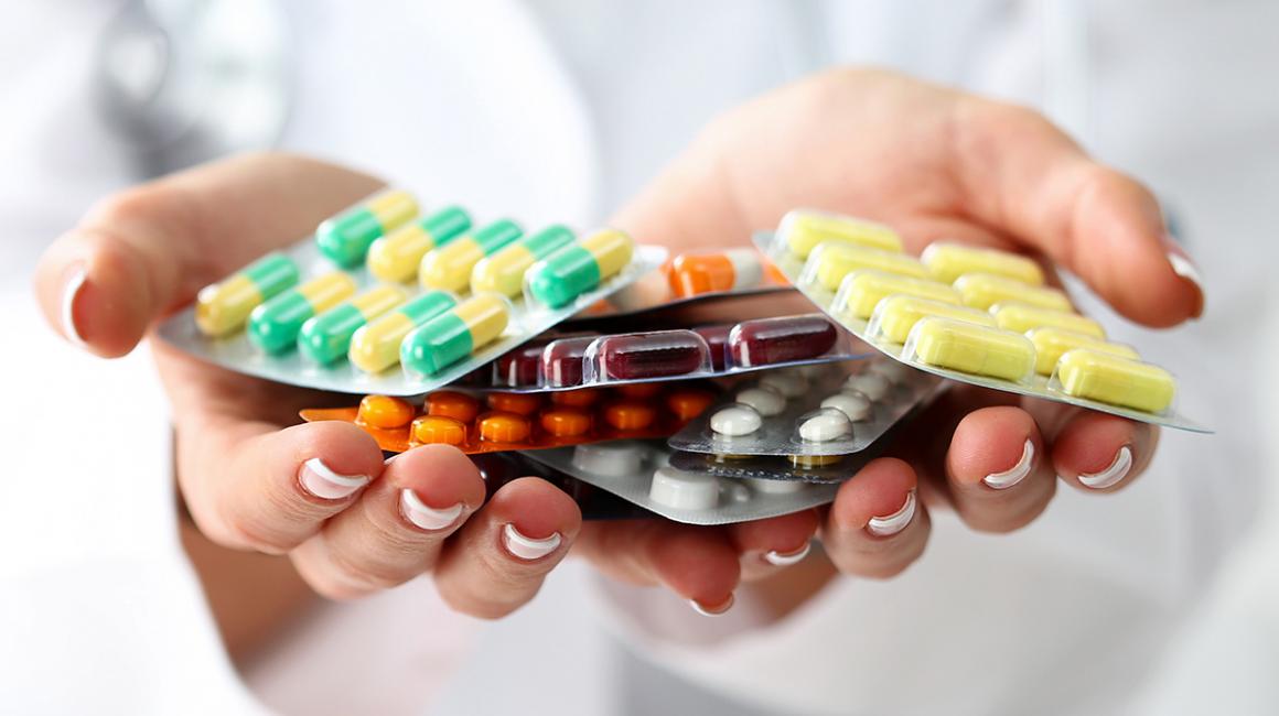 Dłonie, a nich blistry różnych leków