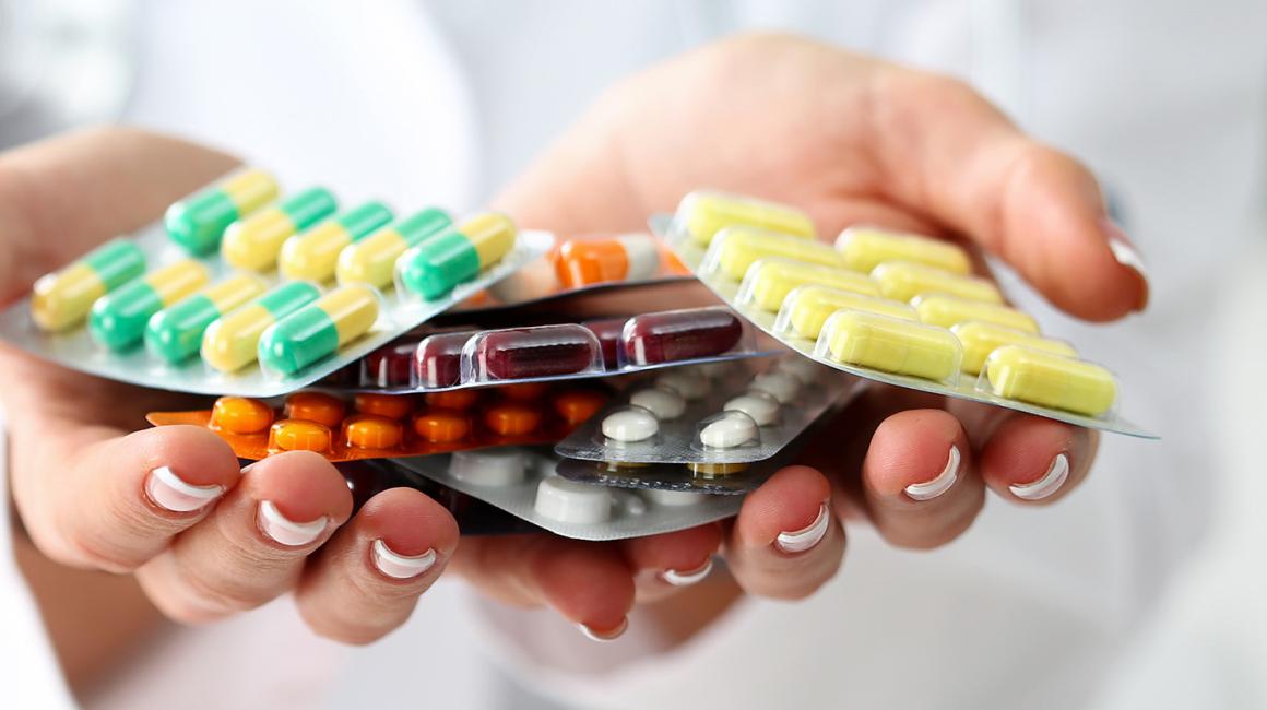 Dłonie, a nich blistry różnych leków