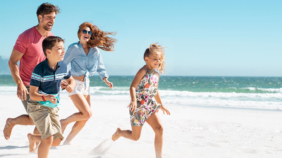 Rodzina biegnie po plaży