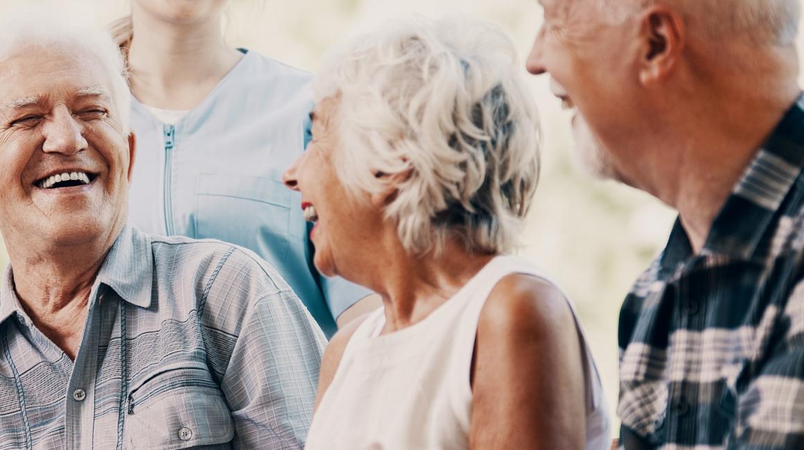 Uśmiechnięta grupa seniorów podczas rozmowy 